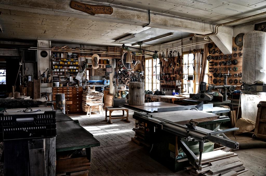 Ręcznie robione biurko z drewna orzechowego